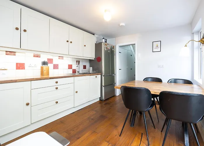 Charming Victorian 3bd Townhouse With Free Parking Lejlighed