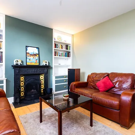 Апартаменты Charming Victorian 3bd Townhouse With Free Parking