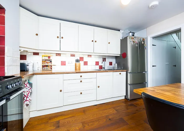 Charming Victorian 3bd Townhouse With Free Parking דירה