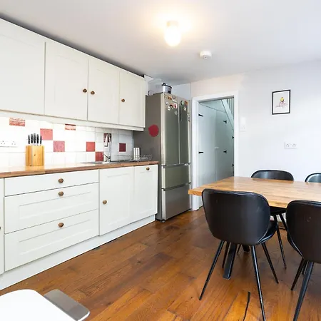 Charming Victorian 3bd Townhouse With Free Parking شقة