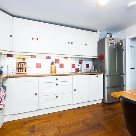 Charming Victorian 3bd Townhouse With Free Parking شقة